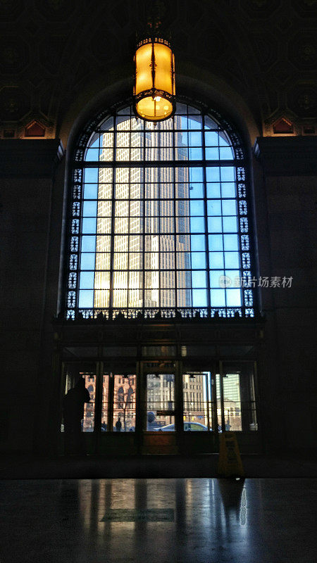 通过航站楼的窗户和门，克利夫兰市中心摩天大楼
