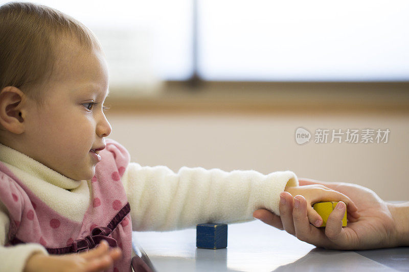 孩子给大人一个积木