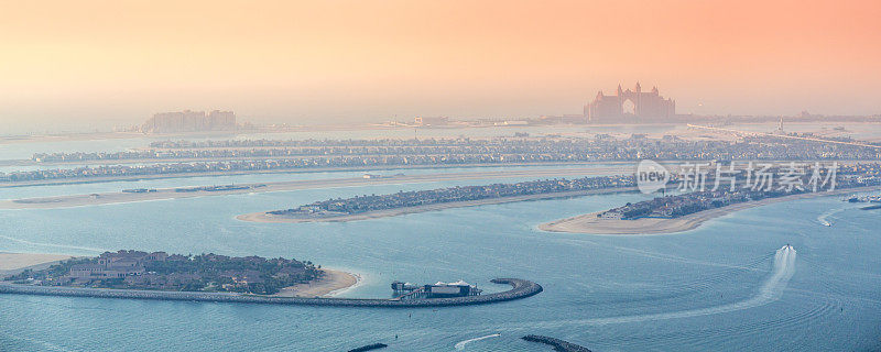 日落时分，迪拜的朱美拉棕榈岛
