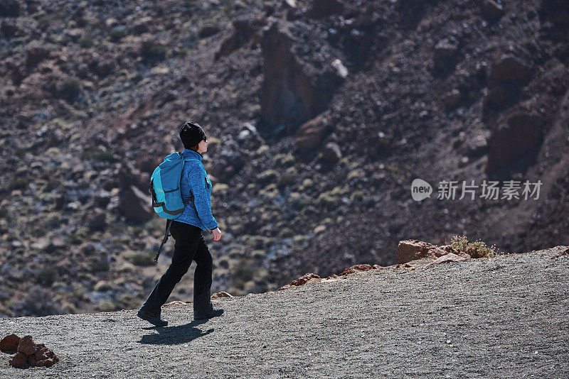 在山上活跃的徒步旅行者