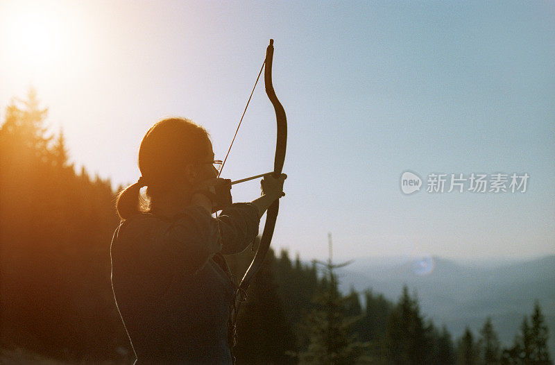 在山里用弓射箭的弓箭手。