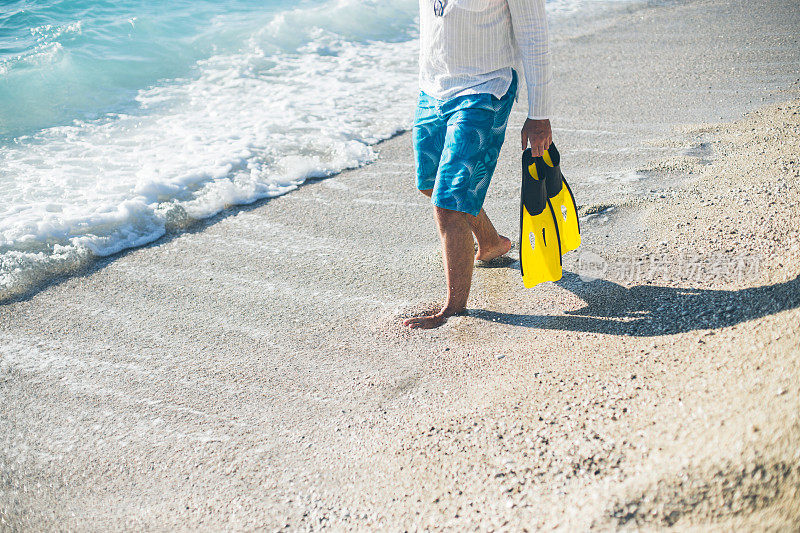 海滩上的男人在浮潜