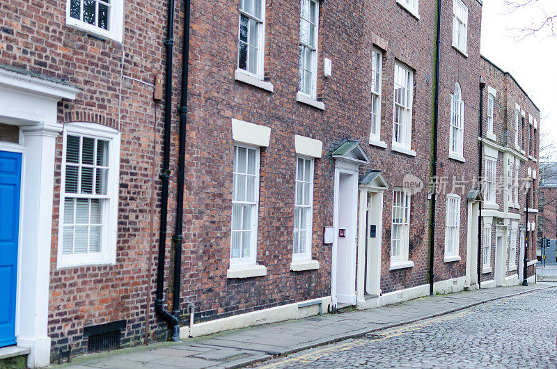 在英国拍摄的以砖房为背景的街道