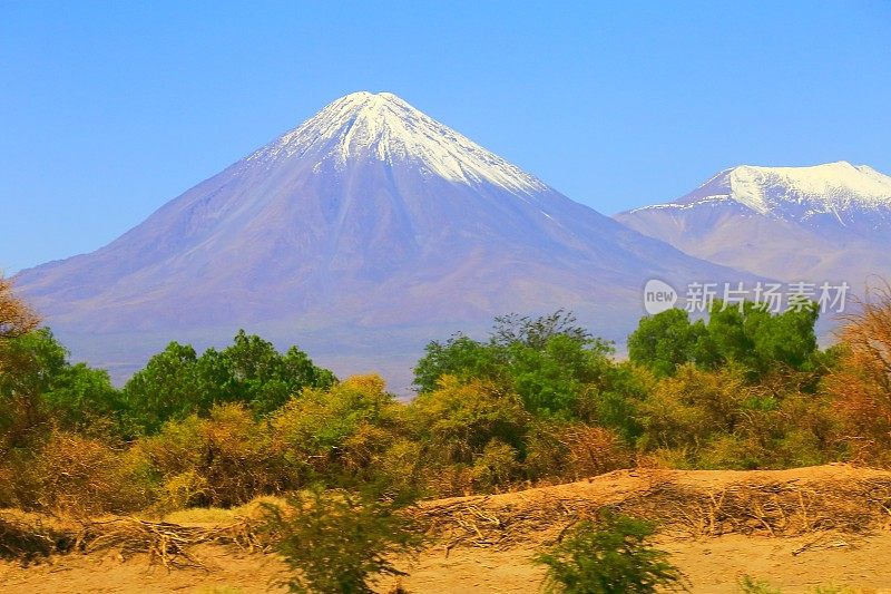 戏剧性的景观:利坎卡武尔和Miniques雪山火山和田诗式的阿塔卡马沙漠草原，火山景观全景-圣佩德罗阿塔卡马，智利，Bolívia和阿根廷边境