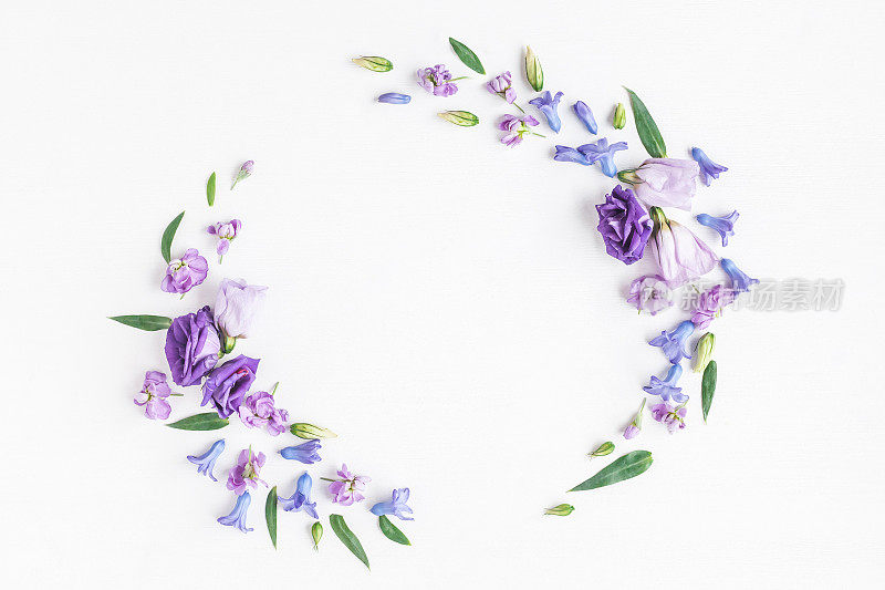 白色背景上的各种紫色花朵编成的花圈