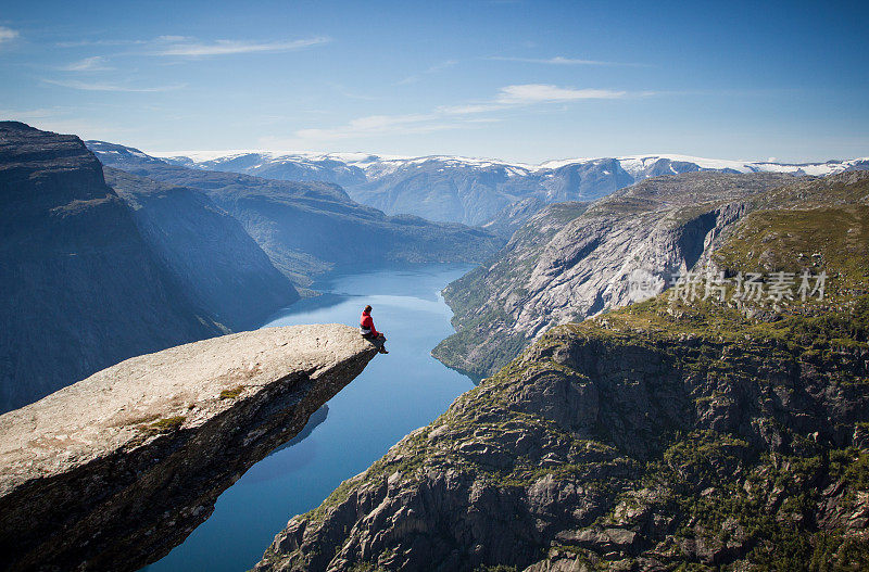 挪威一名男子坐在巨魔上