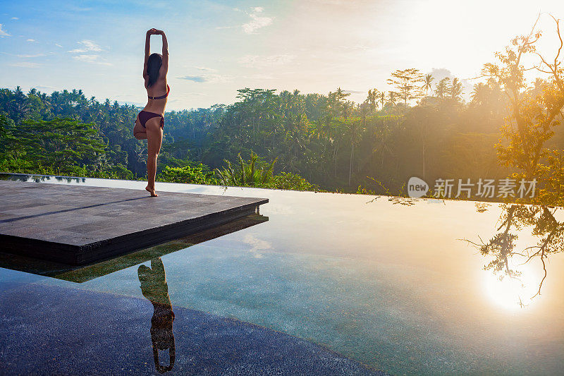 早上好，在日出背景下冥想的女性瑜伽。