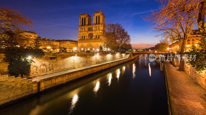巴黎圣母院和塞纳河。法国巴黎