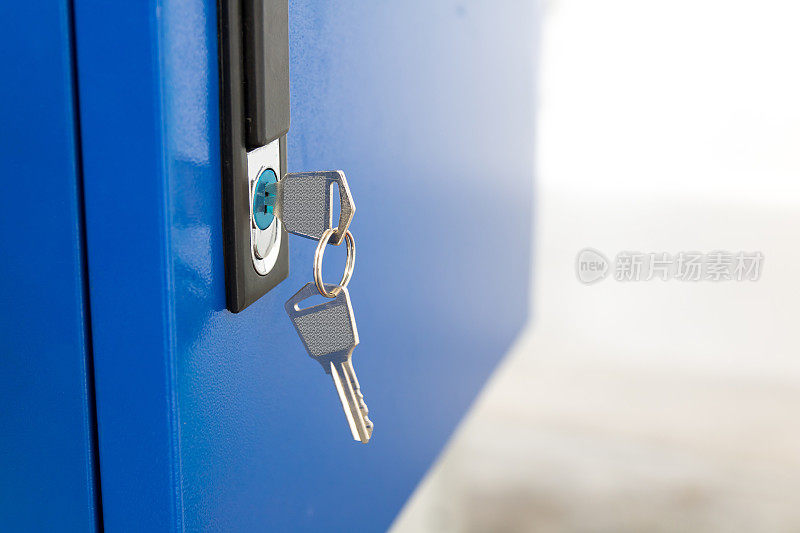 学校体育馆的蓝色储物柜和钥匙链