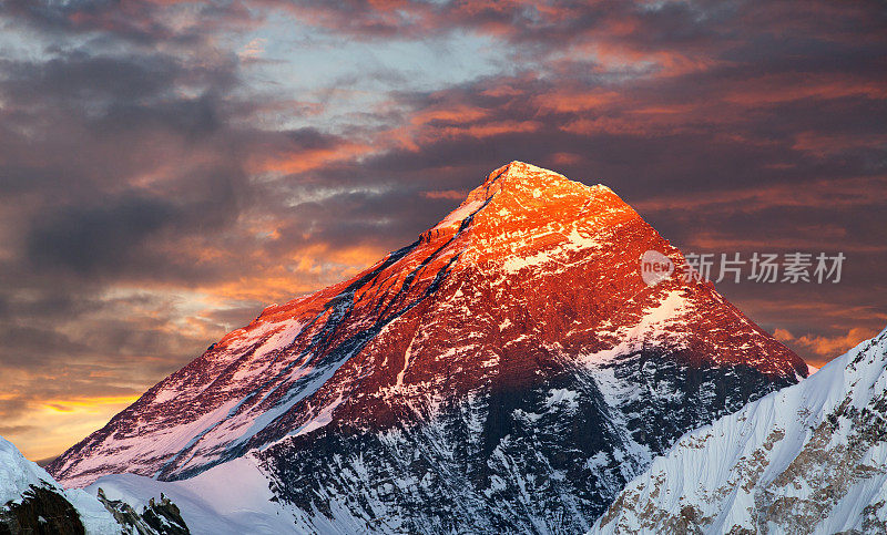 从果京里看珠穆朗玛峰的傍晚彩色景色