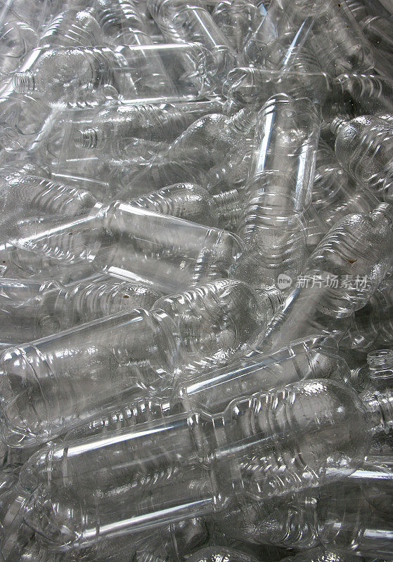 背景透明塑料瓶堆