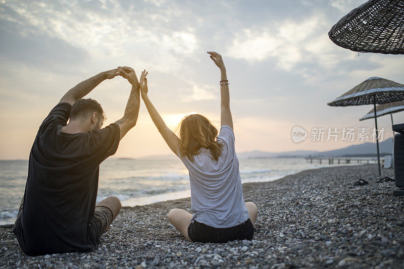 在海滩上冥想的夫妇