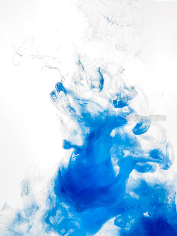 墨水在白色背景上孤立的水里打旋。水里的蓝色油漆。柔软的传播水滴蓝色墨水在水的特写。抽象的垂直照片与软焦点，模糊的背景