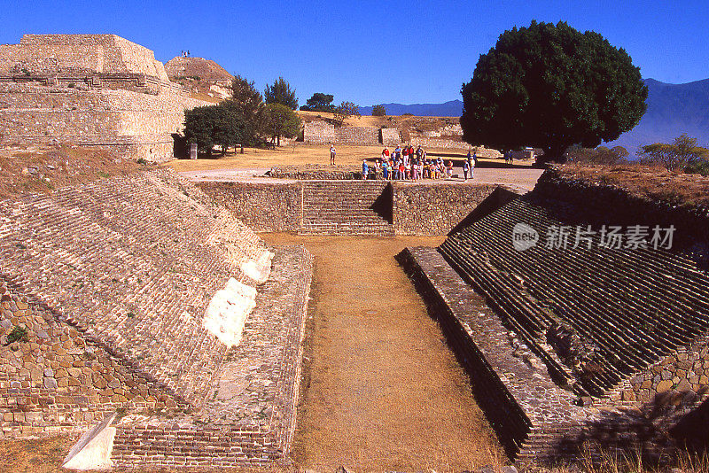 墨西哥瓦哈卡附近的萨波特克山遗址的古代球场