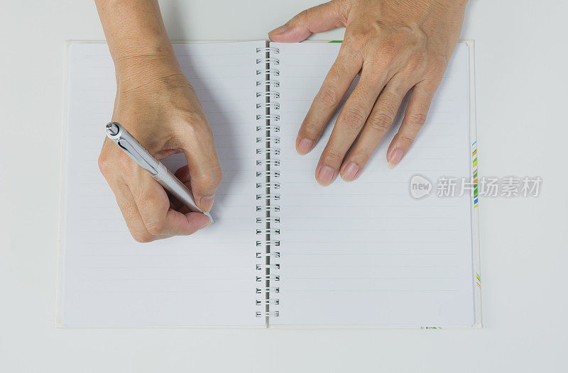 用笔与灯泡连接，在纸上近距离书写。靠近那些在纸上写字的人。