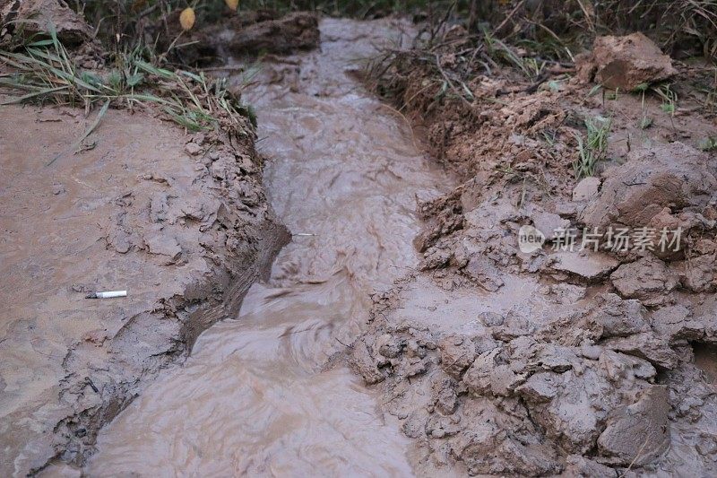 大雨后从路上排水的粘土溪