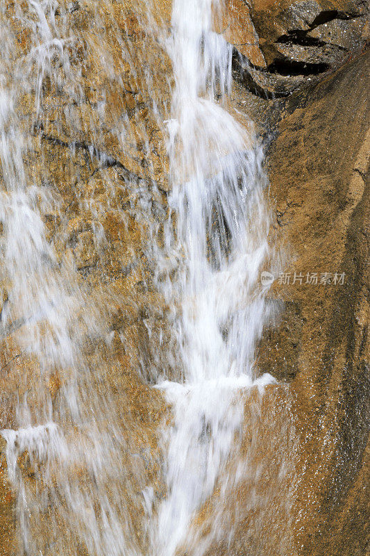 中国北方一个地质公园里的瀑布