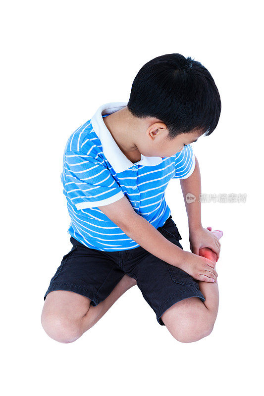 亚洲小孩脚后跟受伤。孤立在白色背景上。