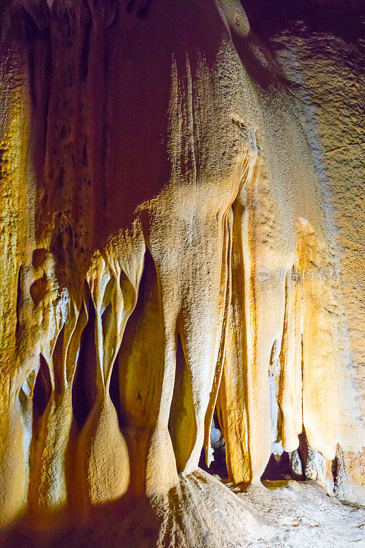克里米亚洞的钟乳石和石笋