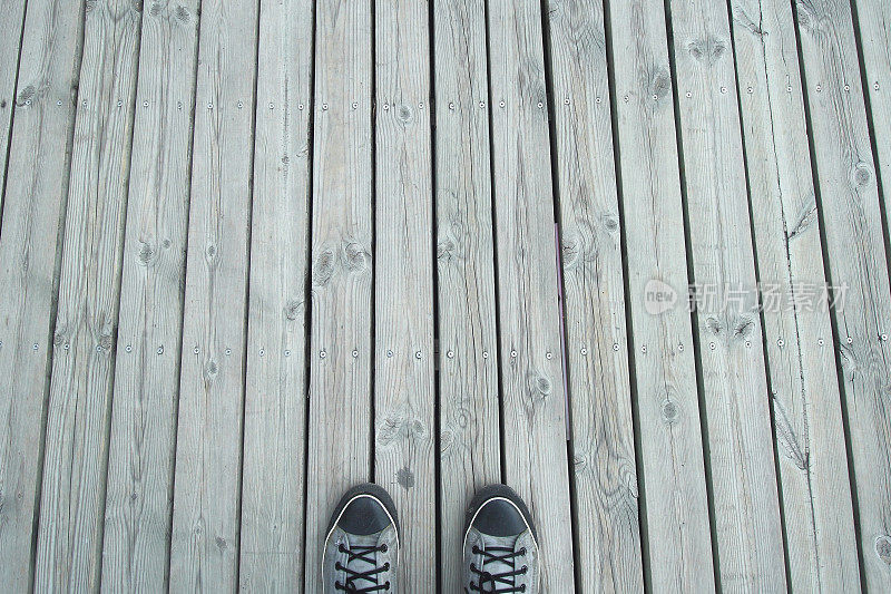 灰色运动鞋上的木制背景与复制空间