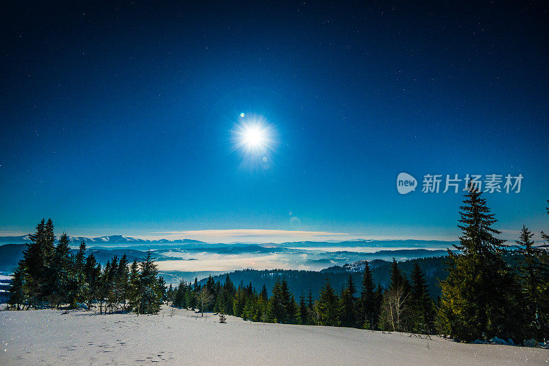 雪山里的夜月