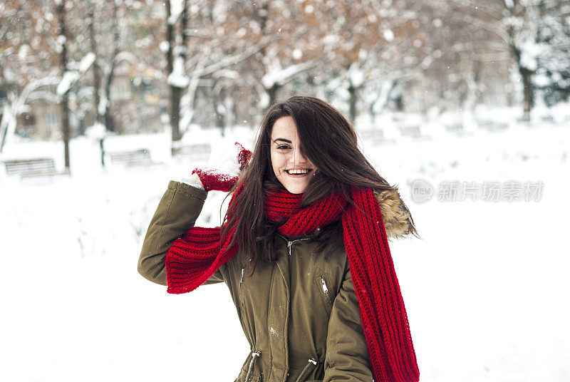 可爱的小女孩在玩雪