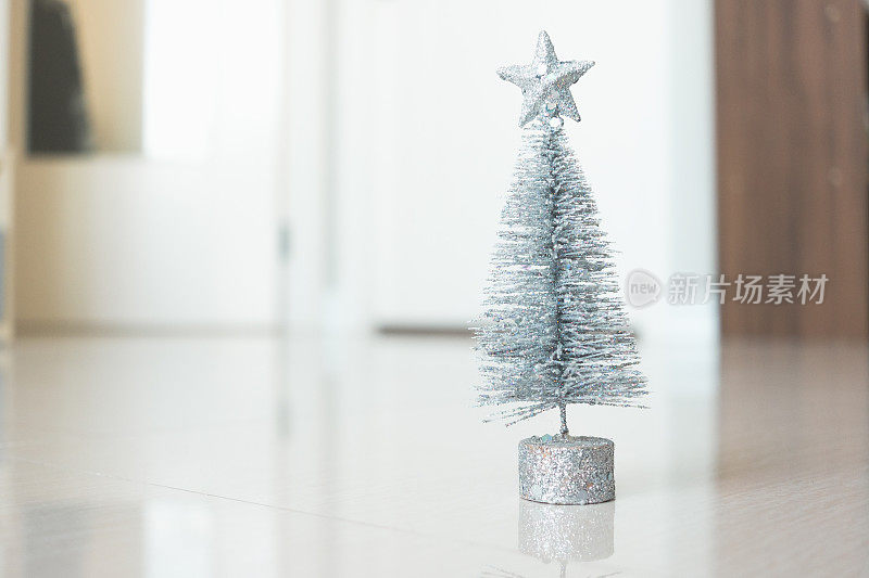 美丽的圣诞树在室内。温暖的家庭的概念
