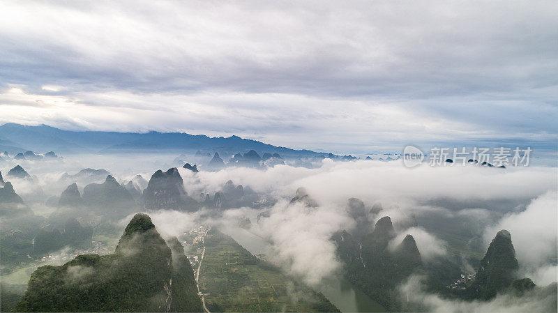 俯瞰农田、河流和丘陵的云景