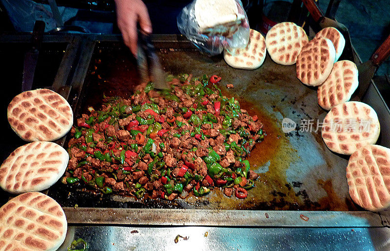 中国甘肃省兰州市正宁路夜市上的肉家馍小吃摊