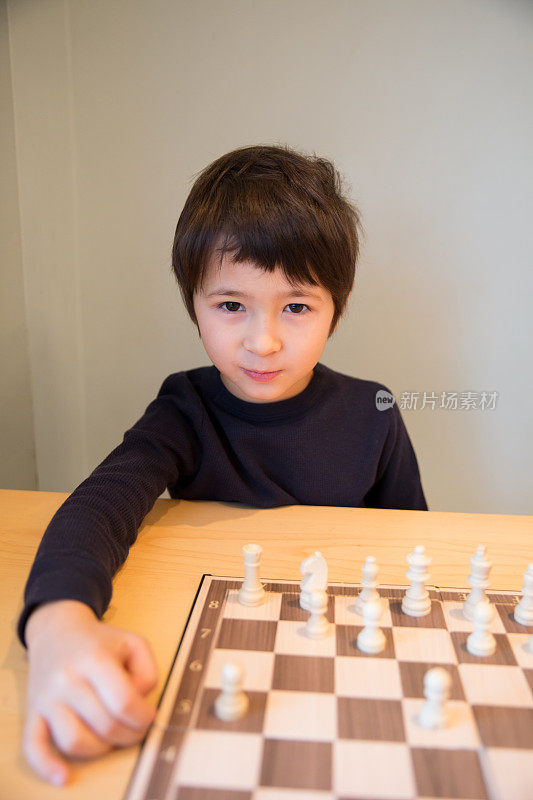 小男孩在下棋