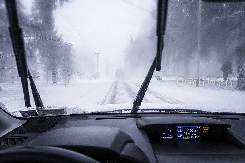 前方有一辆扫雪车，在雨刷之间