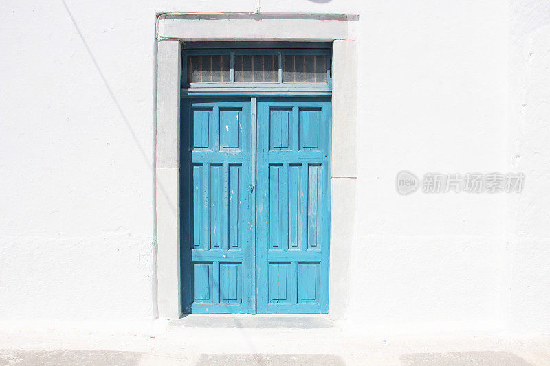 希腊圣托里尼岛白色房子的蓝色木门