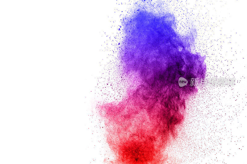 抽象的蓝红尘埃爆炸在白色背景。抽象的蓝红色粉末飞溅在白色背景上，冻结运动的蓝红色粉末爆炸。