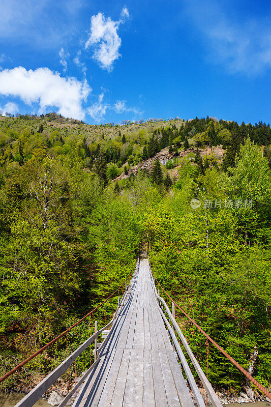 格鲁吉亚。高加索地区。木制的吊桥