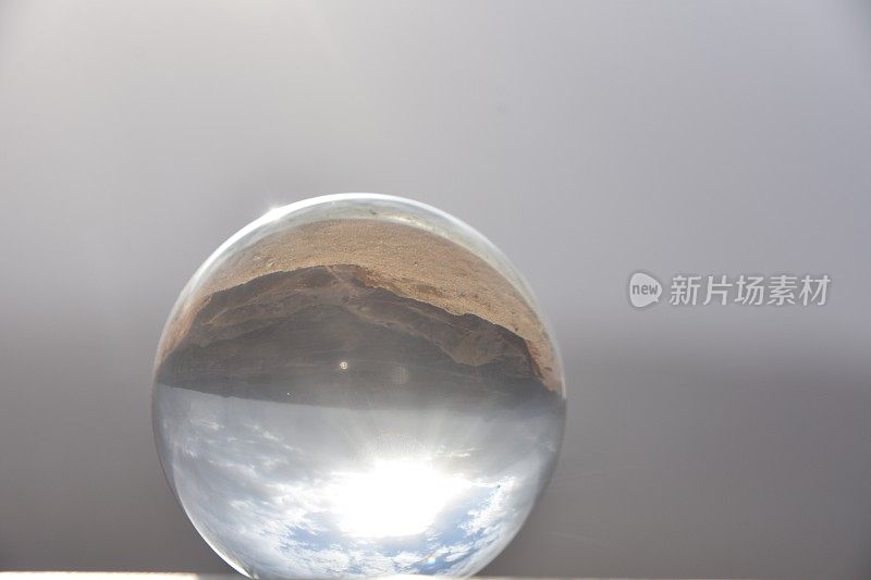 埃拉特山脉透过水晶球