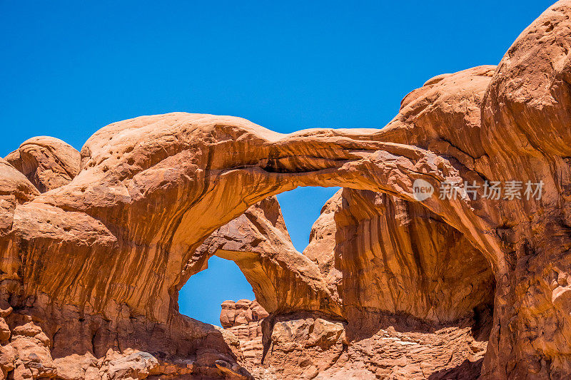 双拱。自然风景如画的石拱砂岩沙漠摩押，犹他州