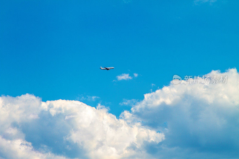客机在高高的云层中翱翔