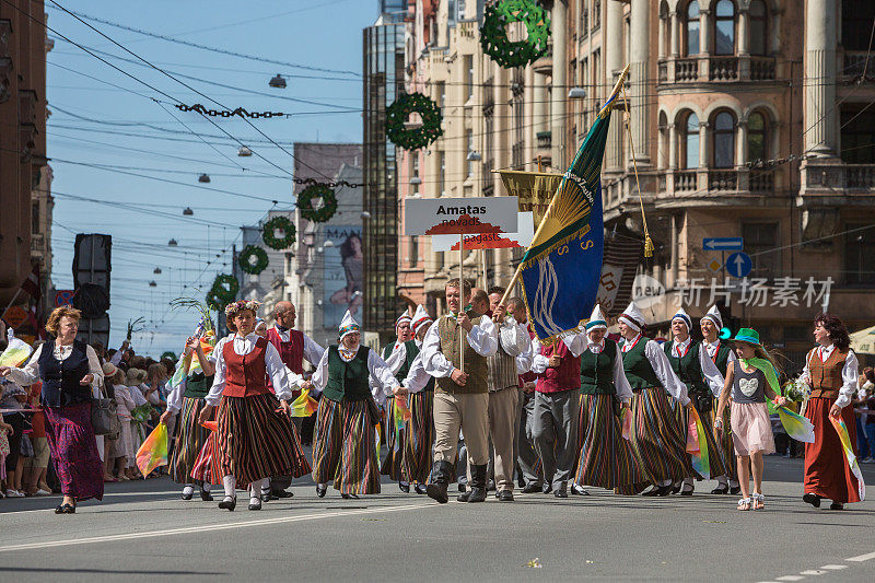 参加拉脱维亚民族歌舞庆典游行的人员