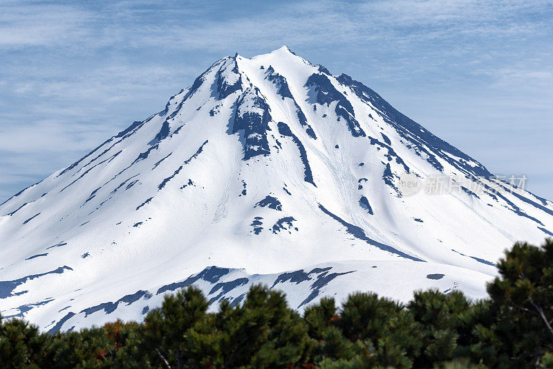 堪察加半岛维留钦斯基火山的雪顶锥形
