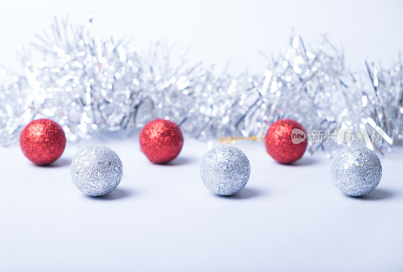 彩色圣诞彩球和装饰品