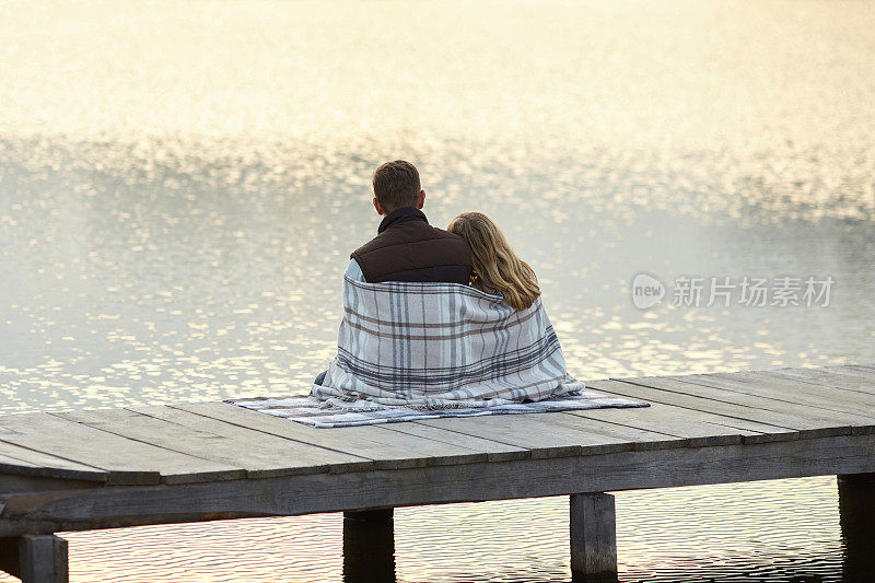 父亲和女儿在湖上欣赏日落