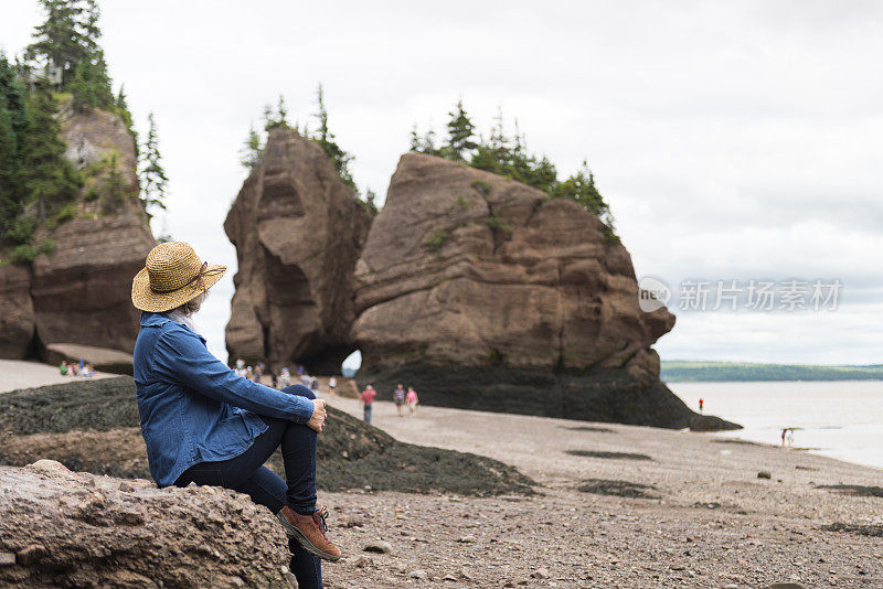 加拿大新不伦瑞克省芬迪湾的霍普韦尔，老人们，看石头的女人。