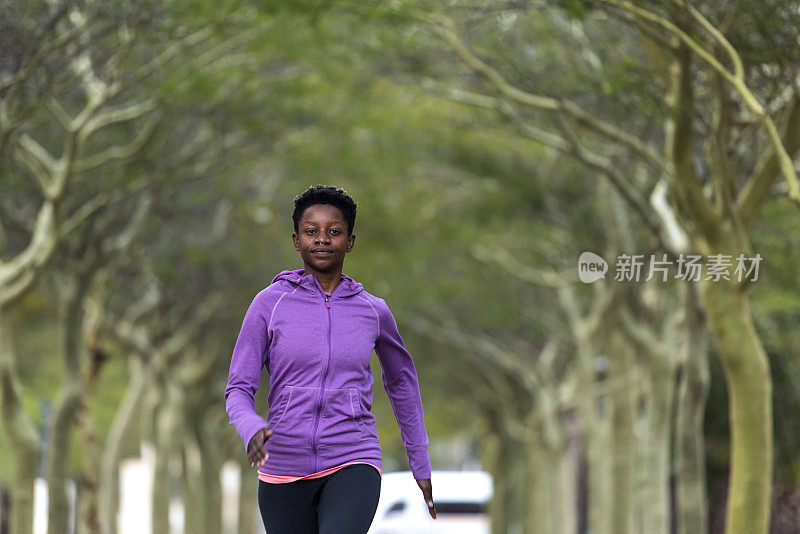 年轻的女性跑步者在公园里跑步