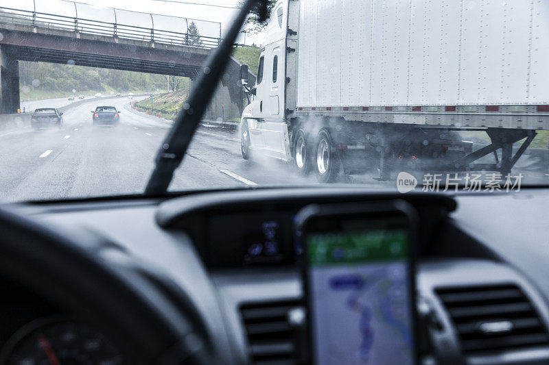 雨天高速公路汽车司机POV超过半挂车拖车