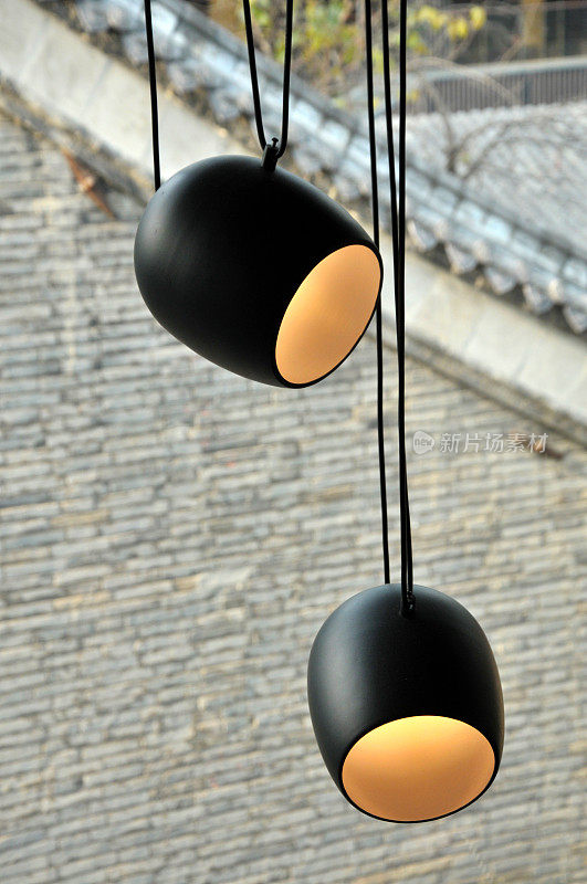 中国酒吧和中国寺庙天花板上悬挂的灯球