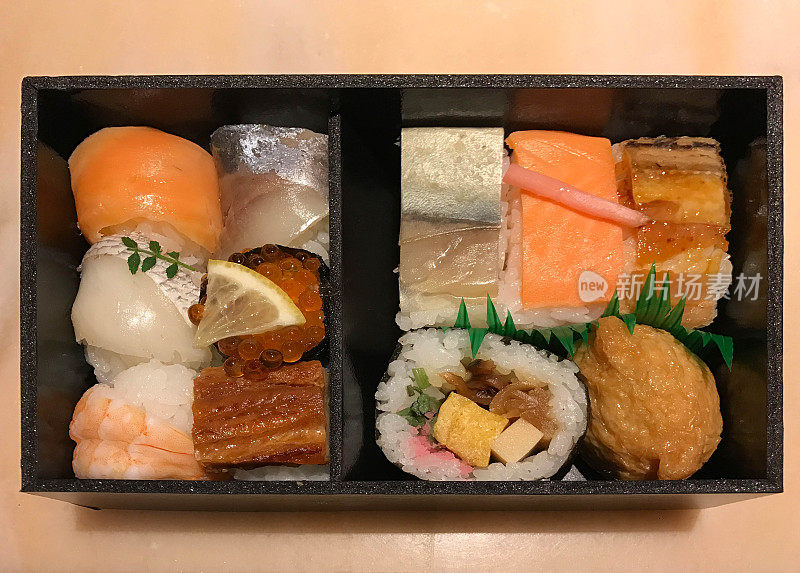 日本料理套装或便当，混合海鲜生鱼片与米饭