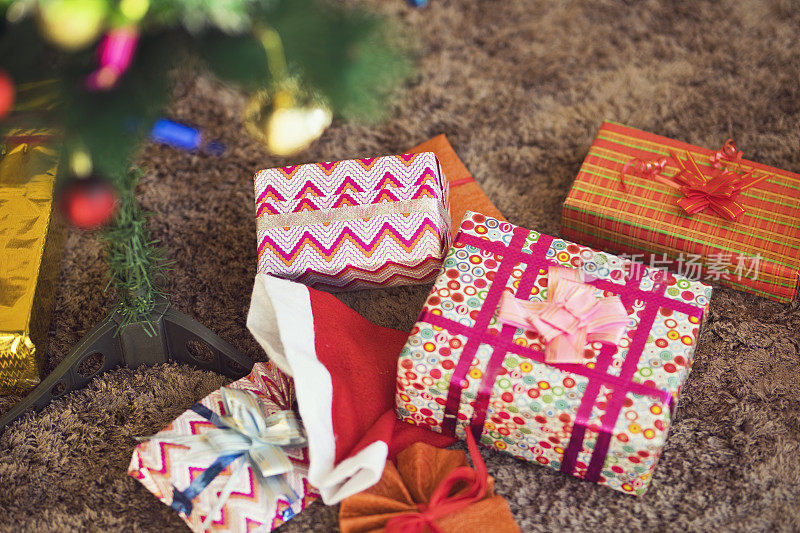 圣诞树，礼物盒和圣诞老人帽