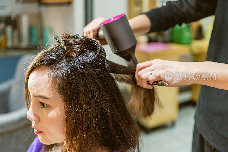一个女人正在美发店做发型