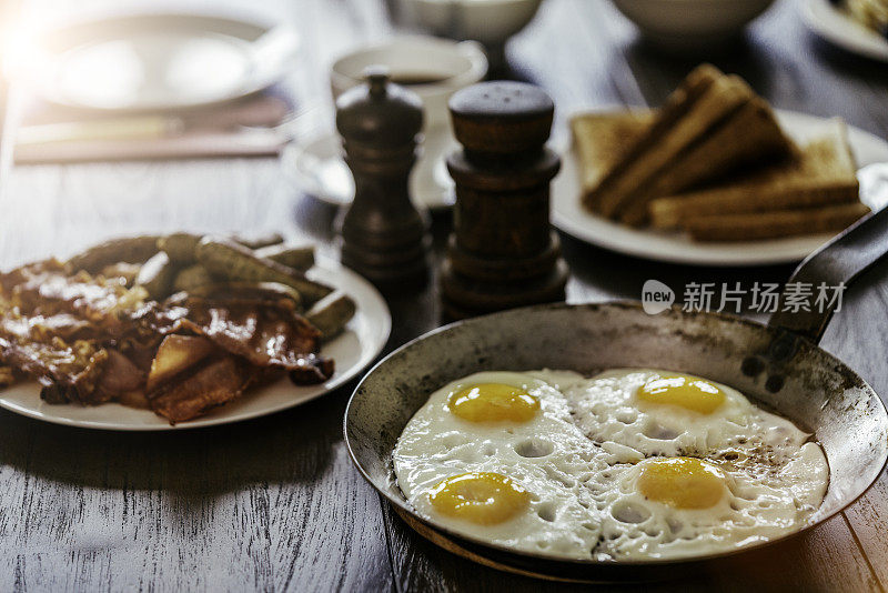 早餐有煎蛋和熏肉