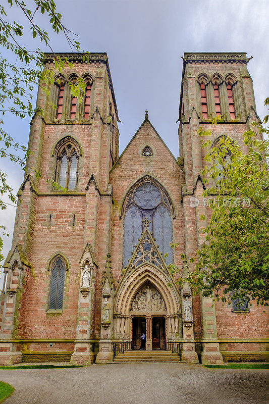 因弗内斯大教堂位于苏格兰高地内斯河畔，始建于19世纪下半叶。
